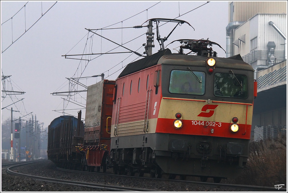 1044 092  Schachbrett  fhrt mit einem Gterzug in Richtung Bruck an der Mur.
Zeltweg 17.2.2011