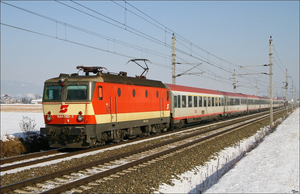 1044 092 im Schachbrettdesign fhrt mit IC 533  Lakeside Park  von Wien Meidling nach Villach.
Zeltweg 27.1.2010