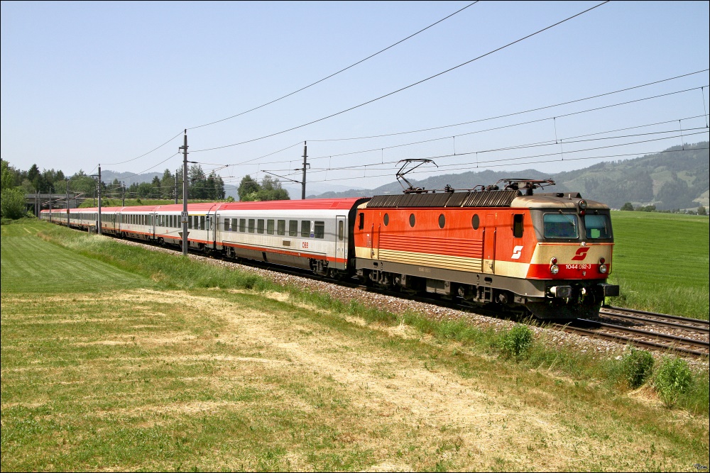 1044 092 im Schachbrettdesign fhrt mit IC 538  Energie Klagenfurt Strom  von Lienz nach Wien Meidling. 
Zeltweg 12.6.2010