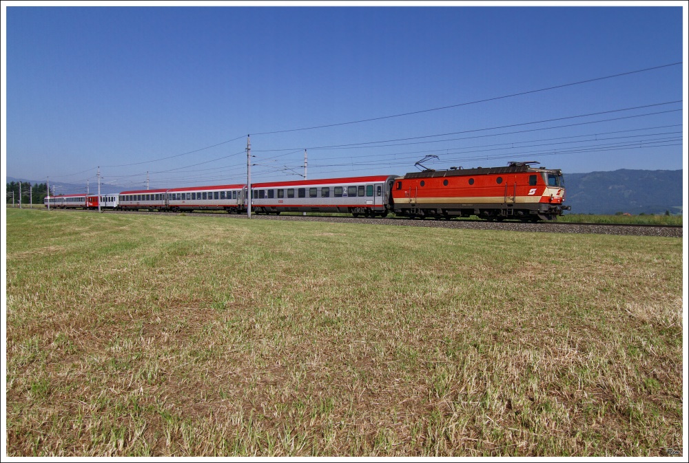 1044 092 im Schachbrettdesign fhrt mit IC 534  sterreichischer Stdtebund  von Villach nach Wien Meidling. 
Lind 28.6.2010