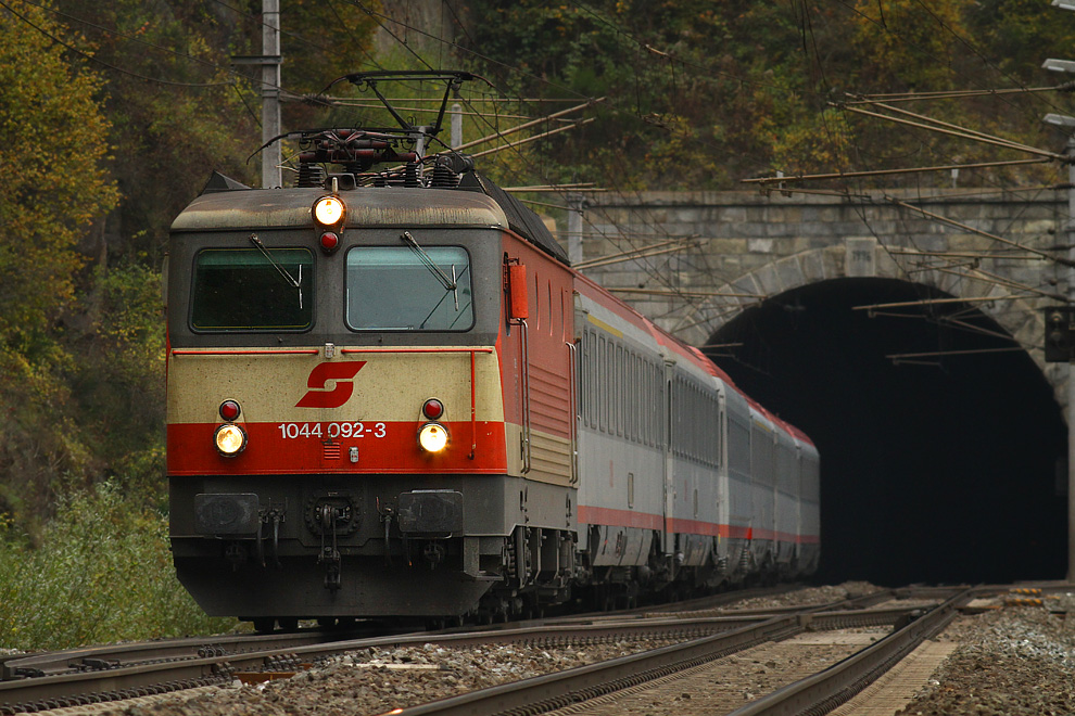 1044 092 im Schachbrettdesign fhrt mit IC 733  Der Warmbaderhof  von Wien Meidling nach Villach. 
St.Michael 16.10.2010