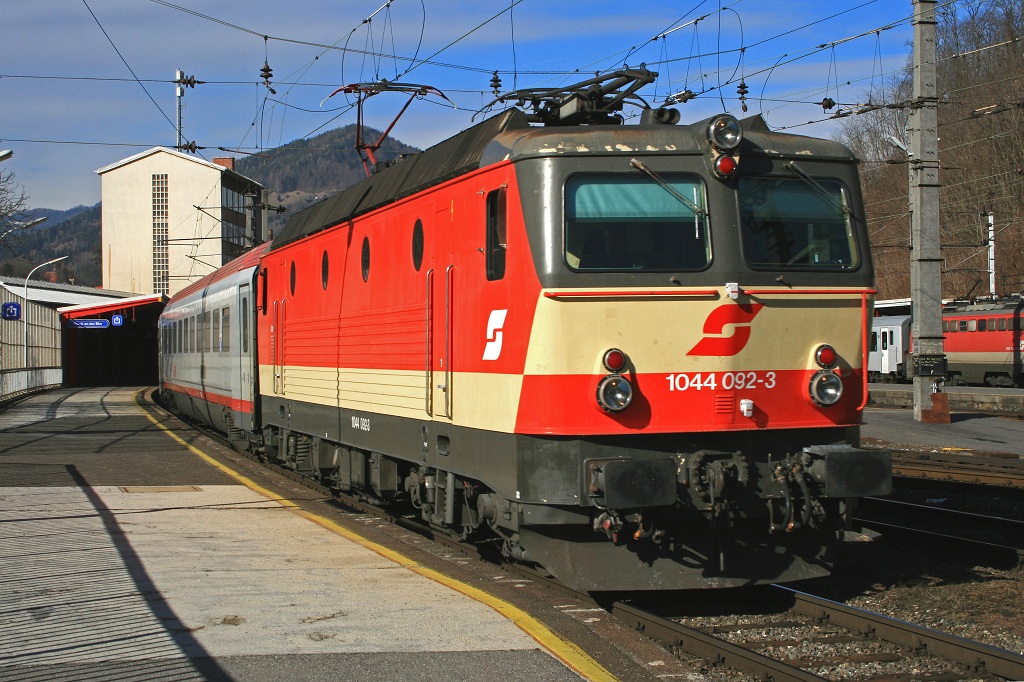 1044 092 steht mit IC535 am 9.02.2008 am Bahnsteig 1 in Bruck/Mur.