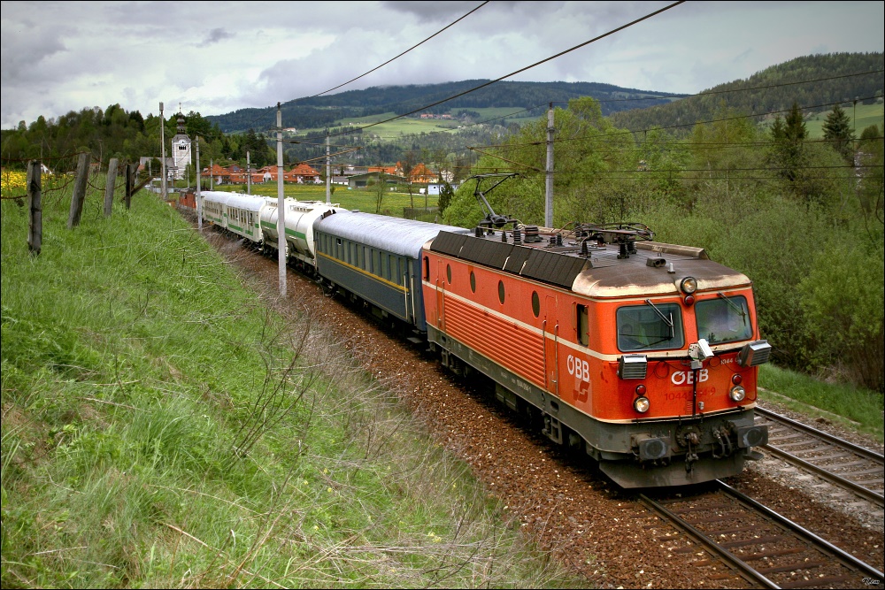 1044 094 + 079 fahren mit dem Unkrautspritzzug von Zeltweg nach Launsdorf.Am Zugschluss hngt auch noch die Diesellok 2043 062.  Neumarkt 12.05.2010
