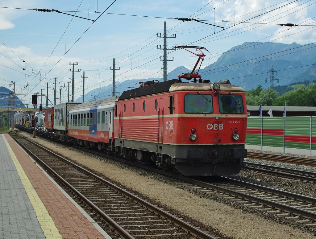 1044 094 mit RoLA in Fahrtrichtung Norden durch Kundl. Aufgenommen am 13.07.2010.