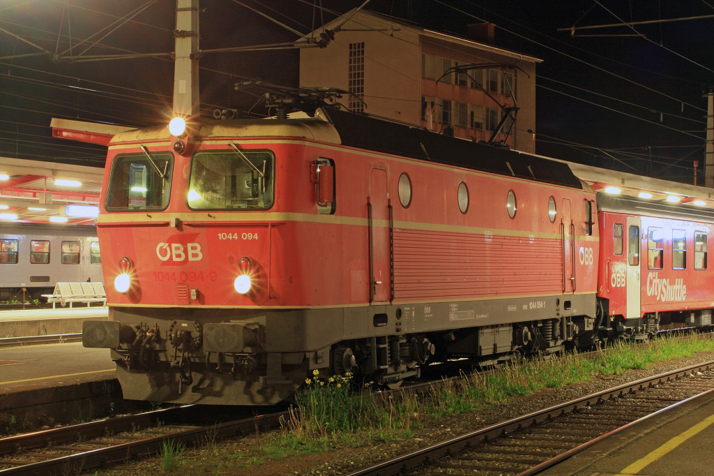 1044 094 wartet am 27.04.2008 mit IC657 (Wien Sd - Graz) im Bahnhof Bruck/Mur auf die Weiterfahrt nach Graz.