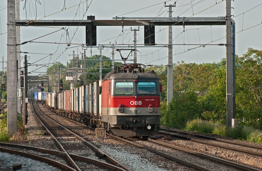 1044 096 mit einem Containerzug zwischen Wien Erdberger Lnde und Wien Haidestrae am 21.05.2010.