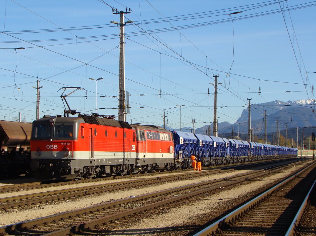 1044 107-1 und 2043 076-5 mit Schoderzug in Wrgl. 29.10.2010