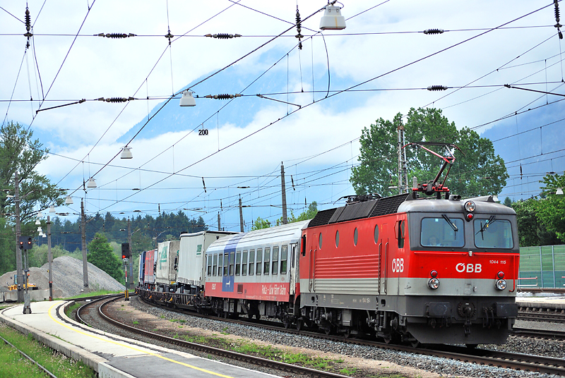 1044 115 mit RoLa bei der Durchfahrt in Brixlegg Richtung Wrgl am 20.5.2010.