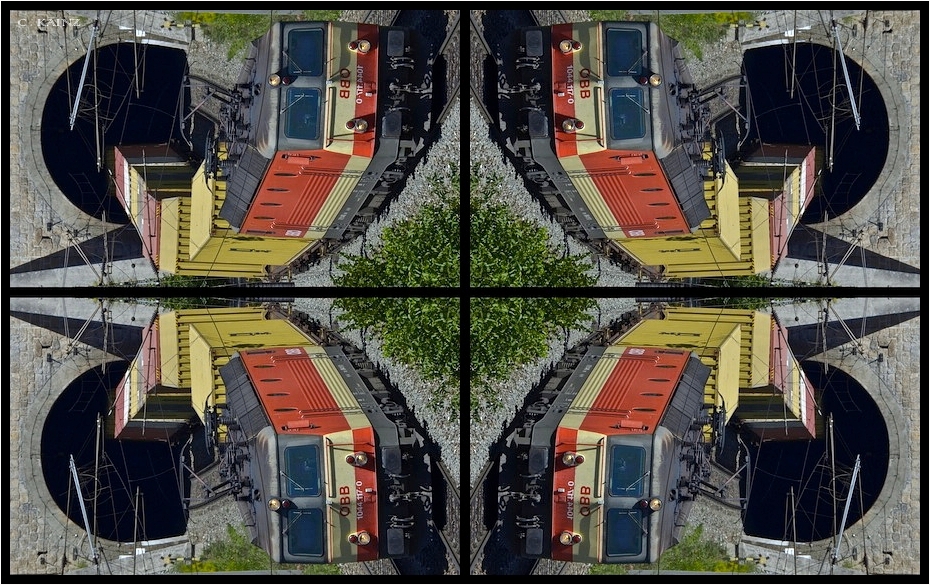 1044 117 mit einem Containerzug, 4 x gespiegelt, gedreht, und herum gewirbelt, 

bei der Ausfahrt aus dem Steinbauer Tunnel bei Eichberg am Semmering ... : )
