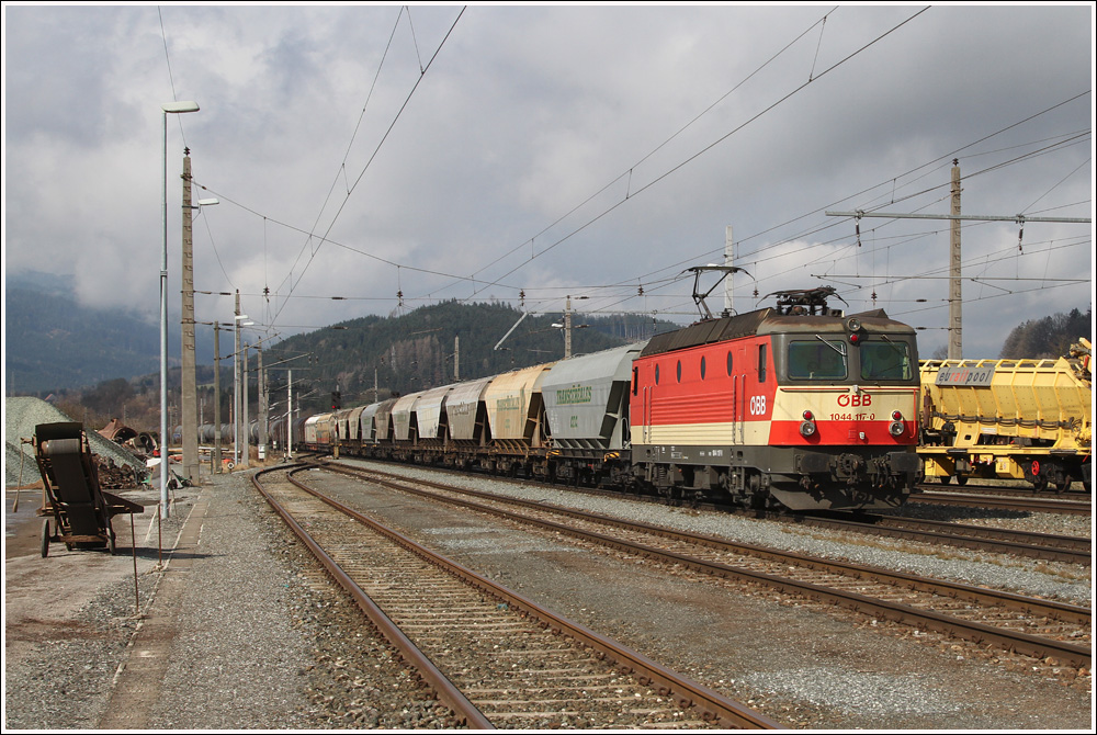 1044 117  Schachbrett  donnert mit einem G�terzug durch Fentsch-St.Lorenzen. 20.3.2012