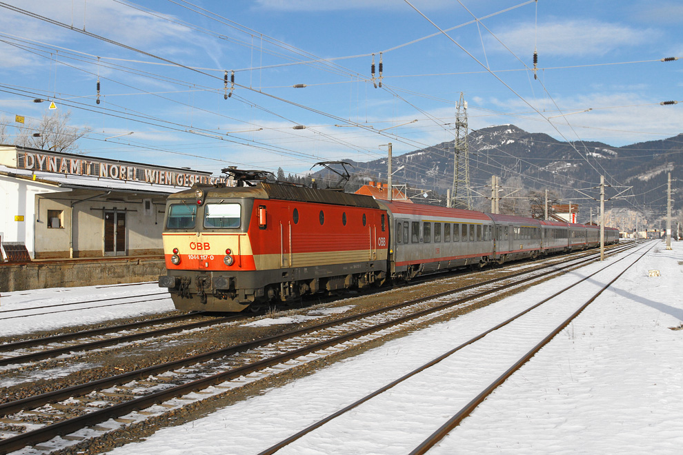 1044 117  Schachbrett  fhrt mit IC 731  Kelag Energie Express  von Wien Meidling nach Villach. 
Mariahof 31.12.2010