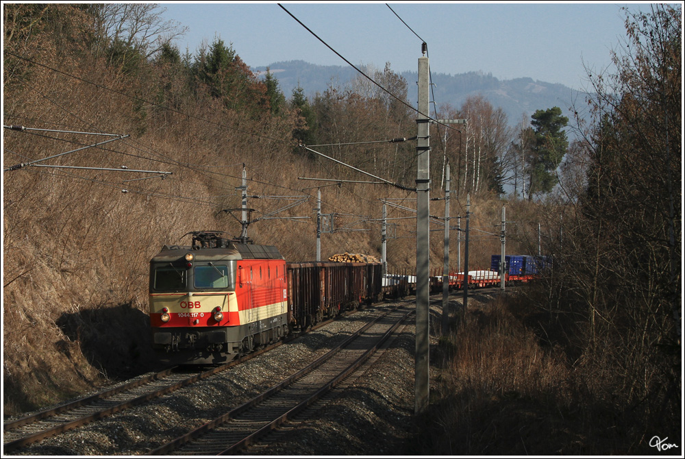 1044 117  Schachbrett  mit einem Gterzug auf der Fahrt von Wien Zvbf nach Villach. 
Zeltweg 23.3.2012