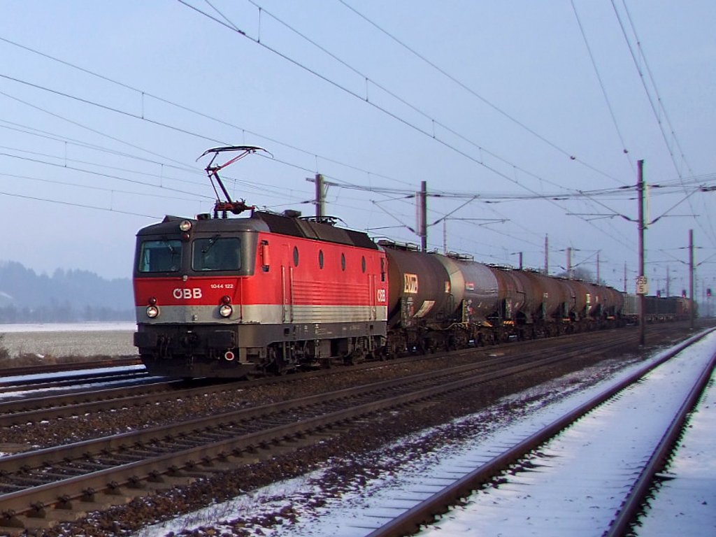 1044 122-0 eilt mit einem Gterzug Richtung Salzburg;100107