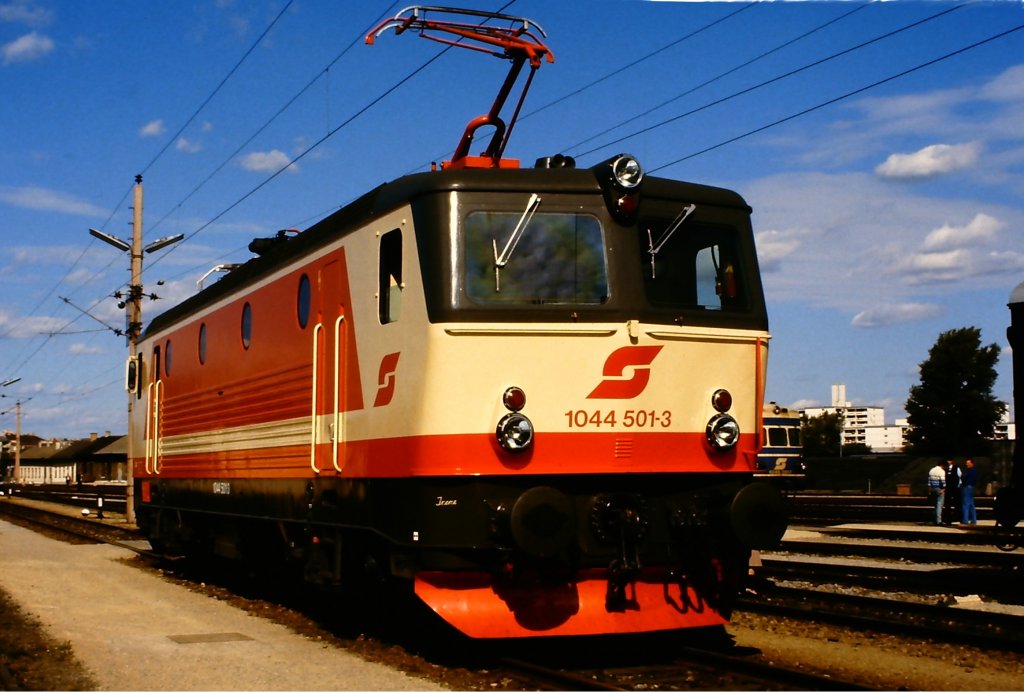 1044 501 auf der Ausstellung zum 150-jhrigen Jubilum der Eisenbahn in sterreich im Jahre 1987 in Wien.