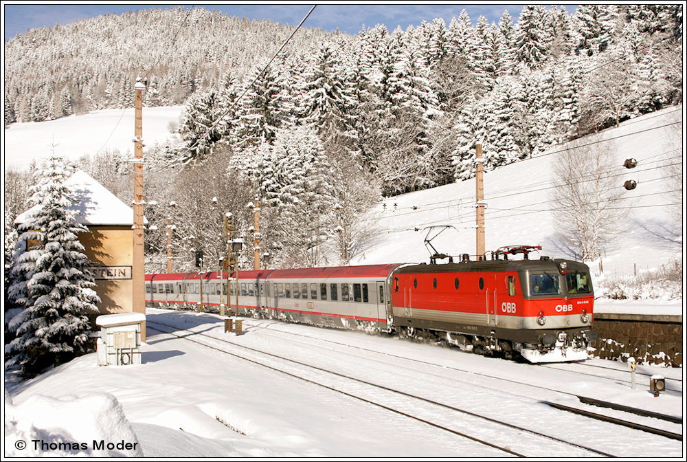 1044.049 mit OIC 534 von Villach nach Wien Meidling bei der Durchfahrt durch den winterlichen Bahnhof Breitenstein; 04.12.2010