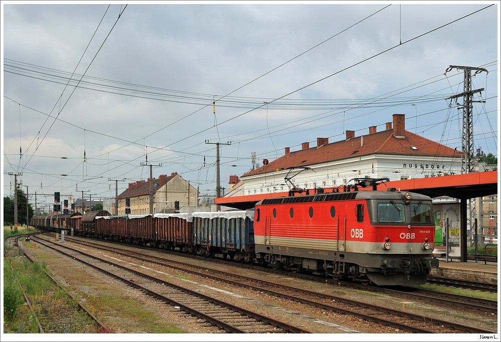 1044.055 mit einem GZ bei der Durchfahrt in Wien/Nussdorf, 13.6.2010.