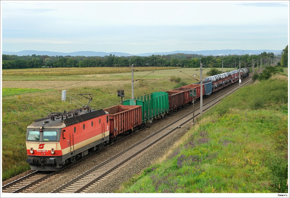 1044.092 mit dem 44309 nahe Gramatneusiedl; 15.9.2010.