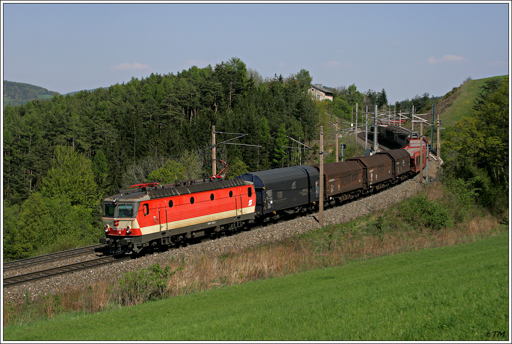 1044.092 zieht ihren DG 54054 auf der Fahrt von Villach zum Wiener Zvbf ber den Semmering. Eichberg, 22.04.2011