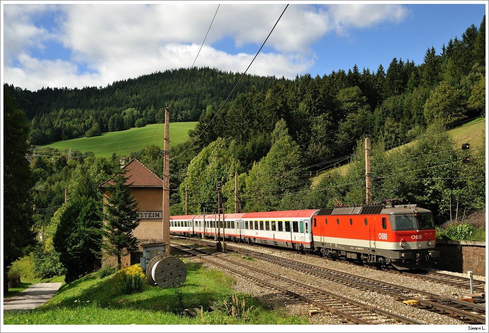 1044.111 mit dem OEC 254. Breitenstein, 5.9.2009.