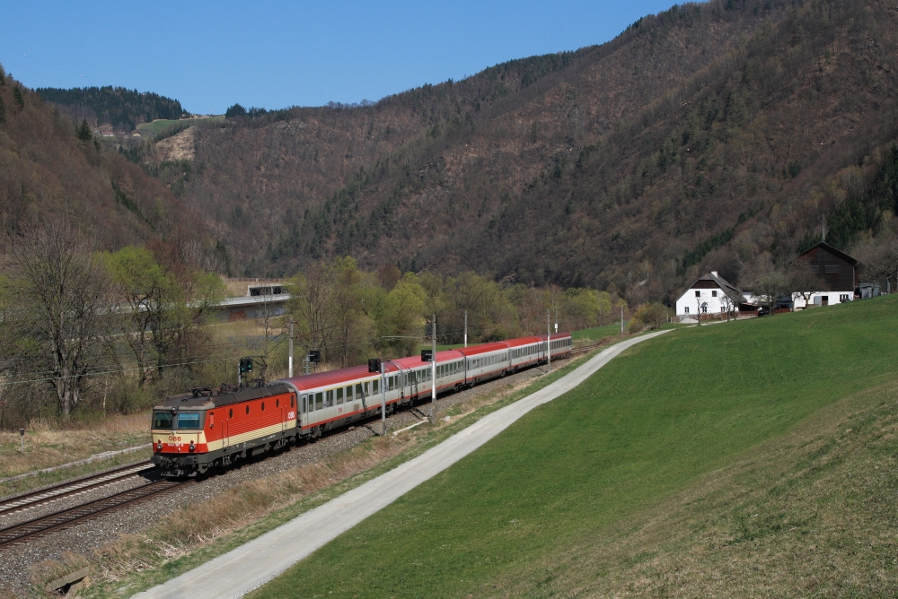1044.117 vor OIC 557 nach Graz Hbf, der in wenigen Wochen als railjet verkehren wird. Pernegg 04.04. 2012