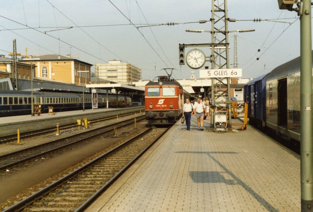 1044.122-8 im Hauptbahnhof Passau 1988