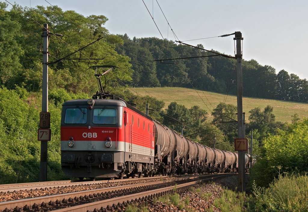 10444 057 ist mit einem Kesselwagenganzzug in Richtung Rekawinkel unterwegs. Die Aufnahme entstand bei Eichgraben-Altlengbach, am 20.07.2010.