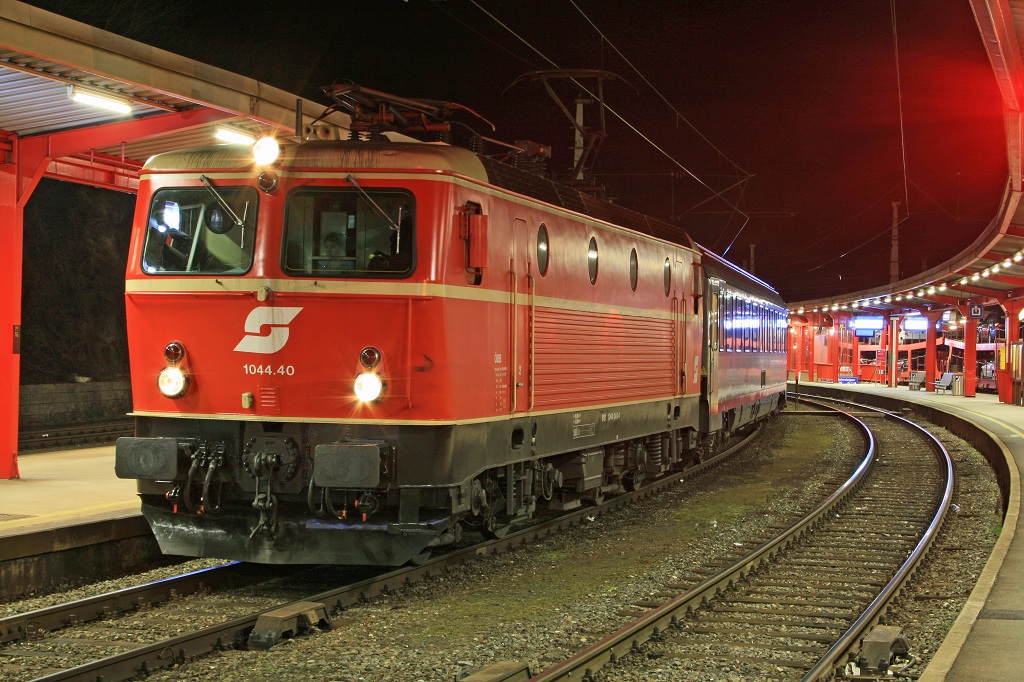1044.40 steht am 10.02.2008 mit IC738 (Villach - Wien S�d) in Bruck/Mur.