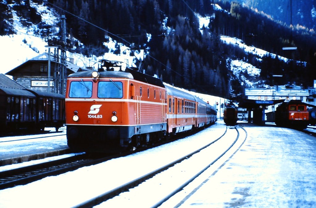 1044.83 beim Halt mit dem Schnellzug Bregenz - Wien Ende der 1970er Jahre im inzwischen velegten Bahnhof von St. Anton am Arlberg
