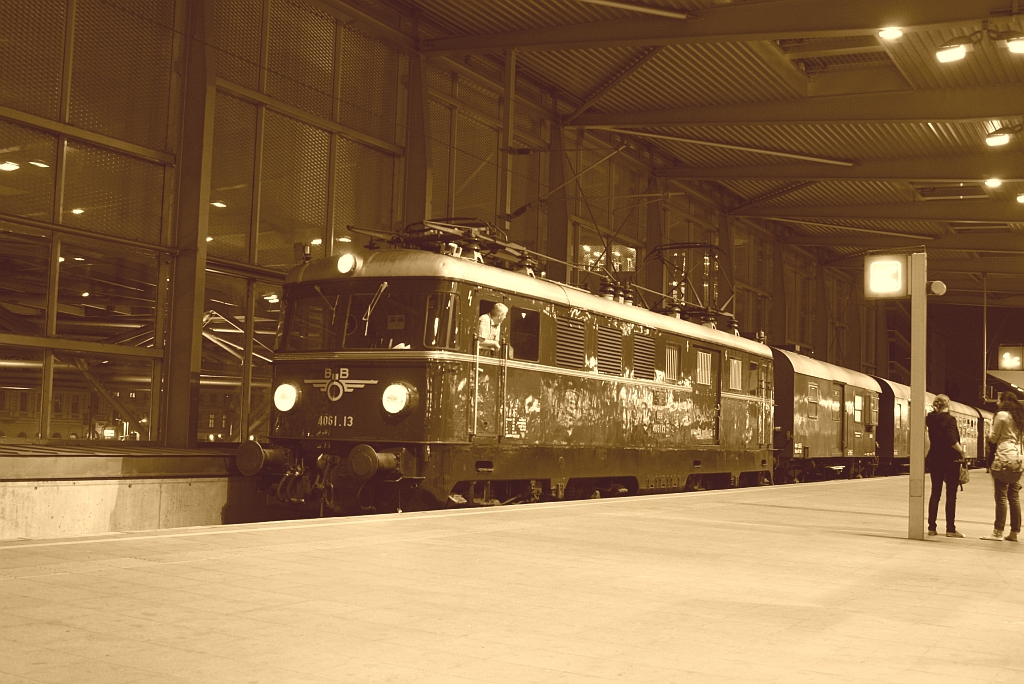 1046.13, beschildert als 4061.13, des  CLUB 1018  am 06.10.2012 im Bf. Wien Praterstern.