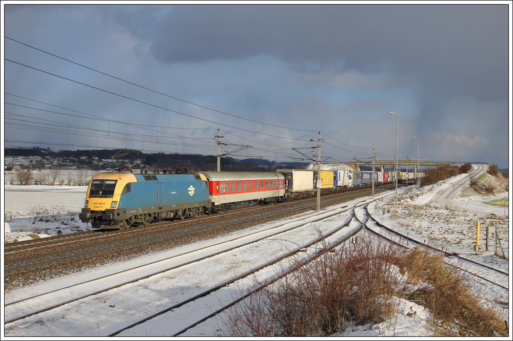 1047 004 mit der ROLA 41302 (Kiskundorozsma - Wels Vbf Terminal) am 13. Dezember 2010 bei Amstetten.