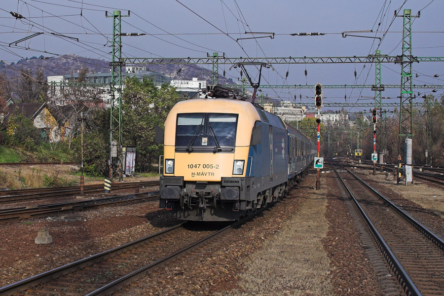 1047 005 mit Gyors Richtung Győr bei der Einfahrt in den Bahnhof Budapest Kelenfld.