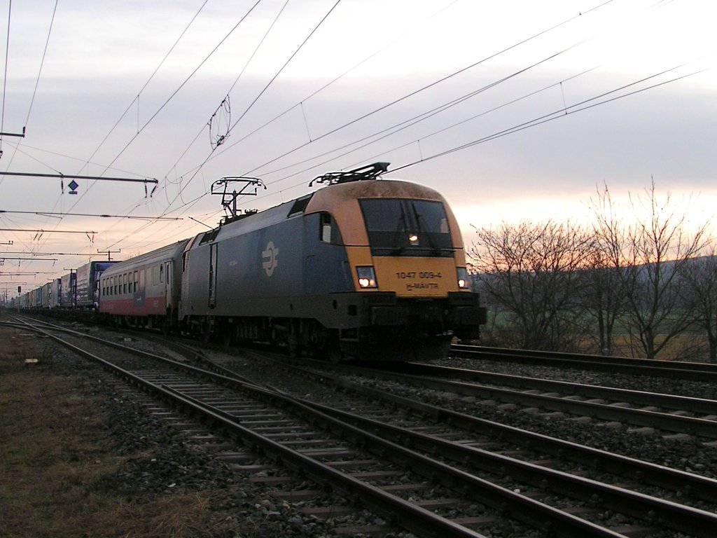 1047 009-4 zieht in den frhen Morgenstunden bei Bruck/L eine ROLA Richtung Wien;091126