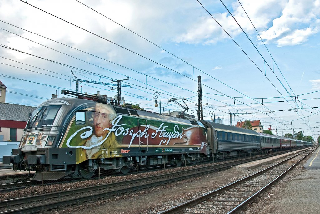 1047 504  Joseph Haydn  brachte am 23.05.2010 den D 347  Dacia  von Wien Westbahnhof nach Budapest keleti pu. Die Aufnahme entstand bei der Durchfahrt in Wien Penzing.
