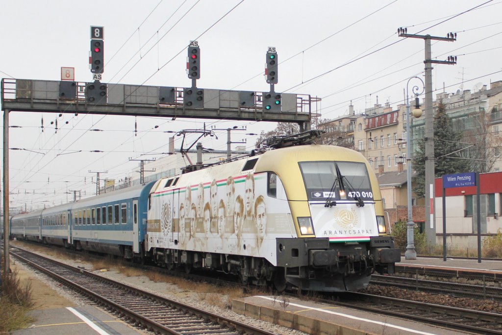 1047 bzw jetzt 470 010, die goldene Elf, das Wunderteam der ungarischen Nationalmannschaft mit einem Sonderzug von Budapest nach Wien Westbahnhof, hier bei der Durchfahrt des Bahnhof Wien Penzing; am 03.12.2011