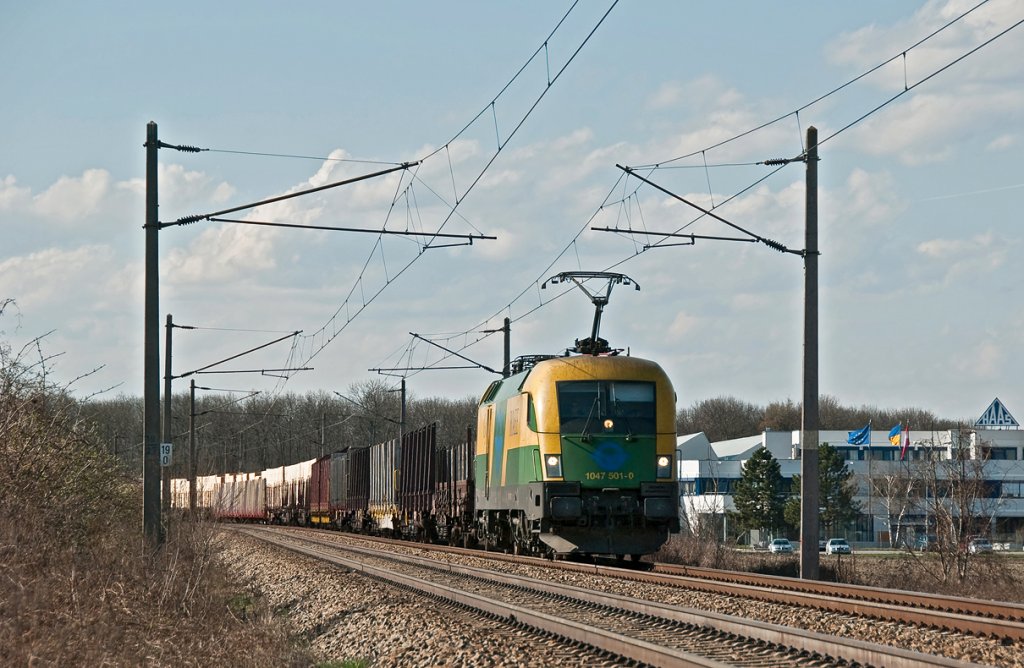 1047.501 befrderte am 01.04.2010 den Zug 56115 Richtung Wien. Die Aufnahme entstand kurz vor Leobendorf-Burg Kreuzenstein.