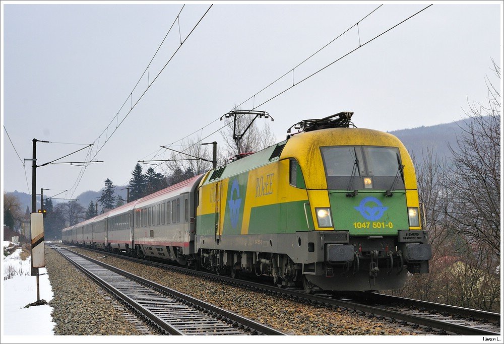 1047.501 mit dem OIC 640. Diesmal berraschender Weise am Gegengleis. Pressbaum, 20.2.2010.