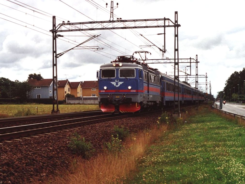 1048 mit einem Regionalzug Malm-Gteborg auf Bahnhof Kungsbacka am 15-7-2000. Bild und scan: Date Jan de Vries.