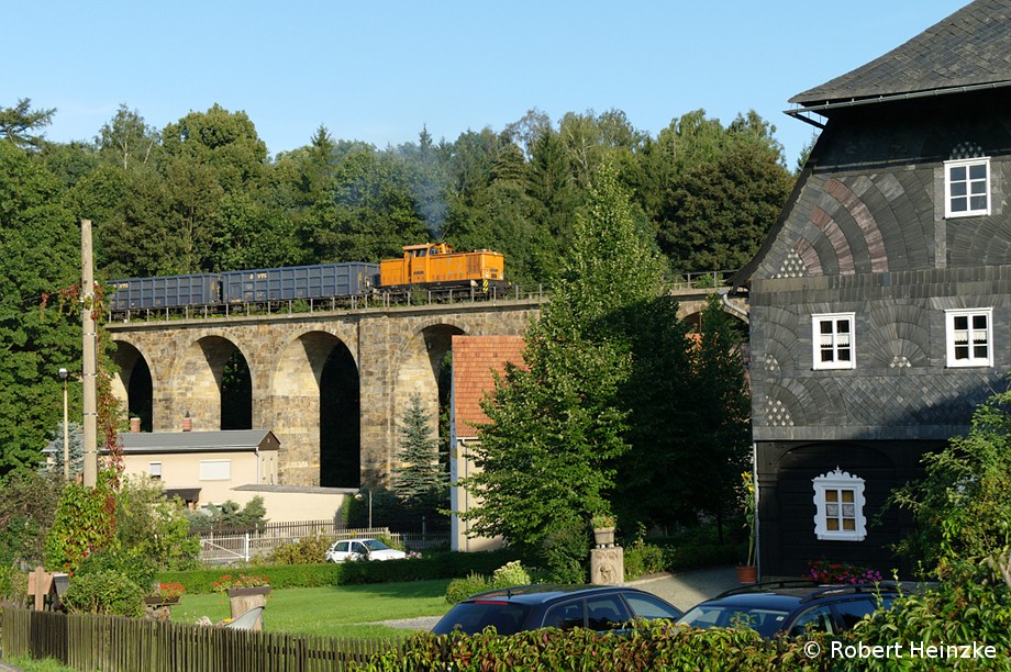 105 015-2 auf dem Viadukt in Ebersbach am 20.08.2011 