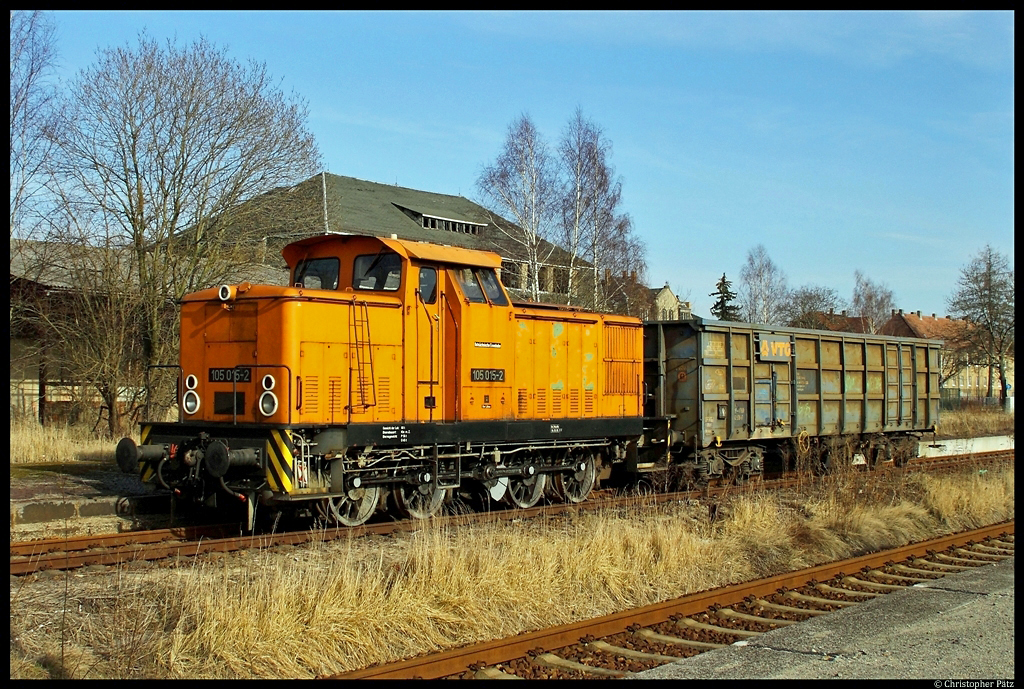 105 015-2 der Ostschsischen Eisenbahn steht am 3. Mrz 2012 mit einem offenen Gterwagen in Arnsdorf.