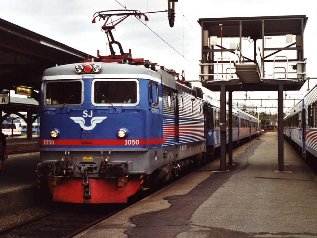 1050 mit Regionalzug 7330 Kalmar-Gteborg auf Bahnhof Gteborg Central am 16-7-2000. Bild und scan: Date Jan de Vries.