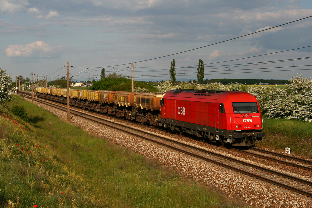 10.5.08 Abraumzge vom Matzleinsdorfer Platz. Tglich fuhr ein Zugpaar mit Abraumzgen vom zuknftigen Hauptbahnhof nach Strasshof, wie auch heute. So bespannte die 2016 084 den LGAG 57013 von Matzleinsdorf nach Strasshof bei Deutsch Wagram.