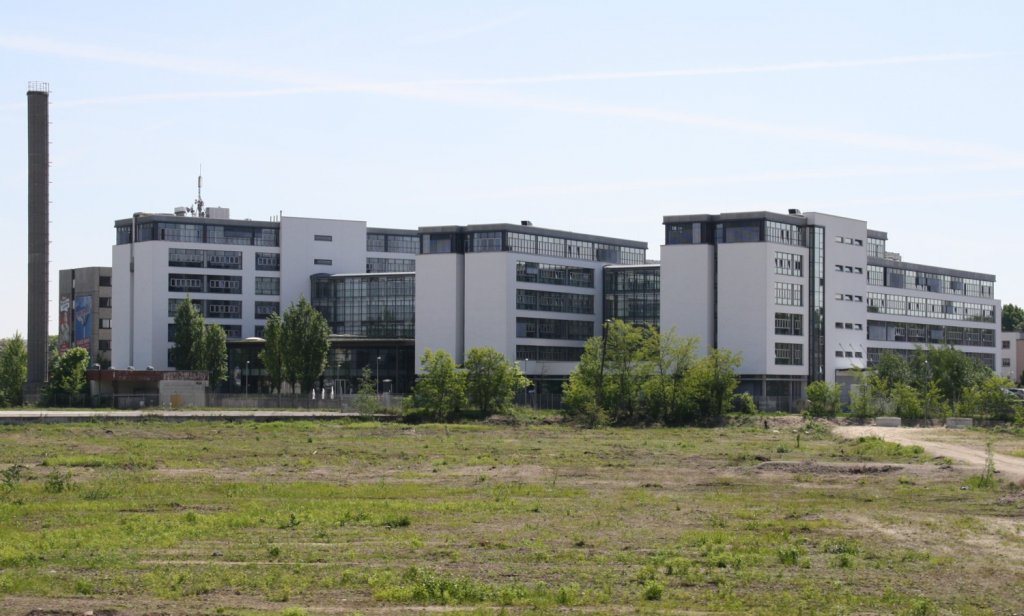 10.5.2011. Berlin-Pankow (Granitzstr.), aus IC fotografiert. In diesem Geb�ude -  Insidern auch als  Schlo� Granitz  bekannt - befindet sich die Betriebszentrale. Davor einer der �ltesten Rangierbahnh�fe, bzw. nichts, was davon �brig blieb. Passend zur Beton-Glas Architektur wird sich wohl bald ein durch gro�e Ununterscheidbarkeit auszeichnendes Einkaufszentrum davor plazieren. Infos dazu unter pankower-tor.de