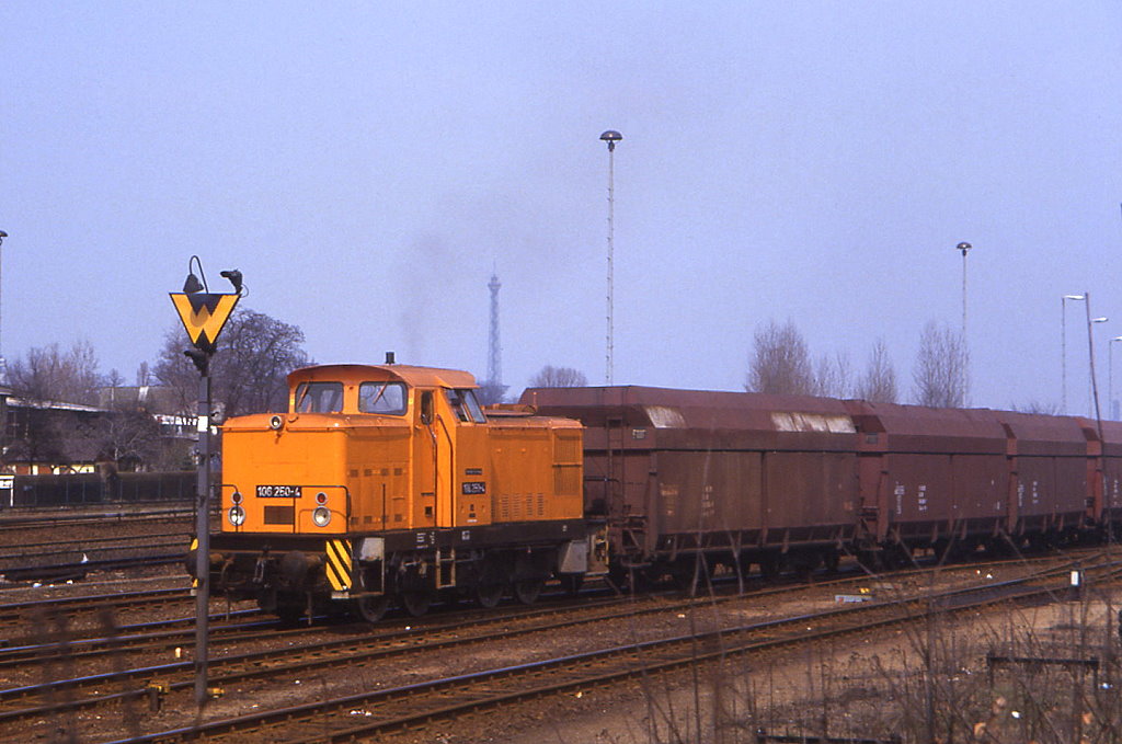 106 250 rangiert im Bahnhof Berlin Grunewald, 14.04.1987.