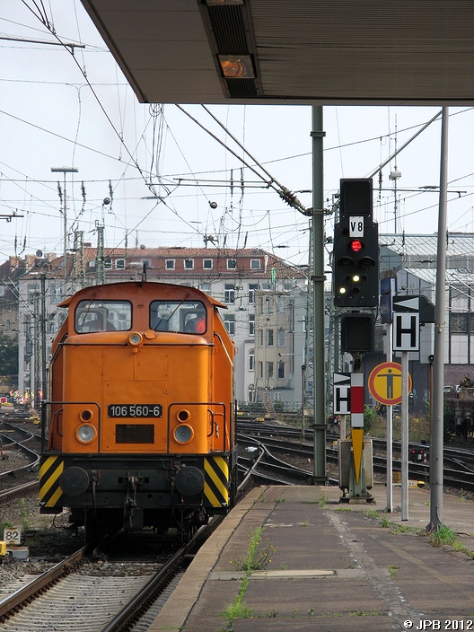 106 560-6 erhlt Sh1 fr Rangierfahrt in Hannover Hbf am 25.08.2007