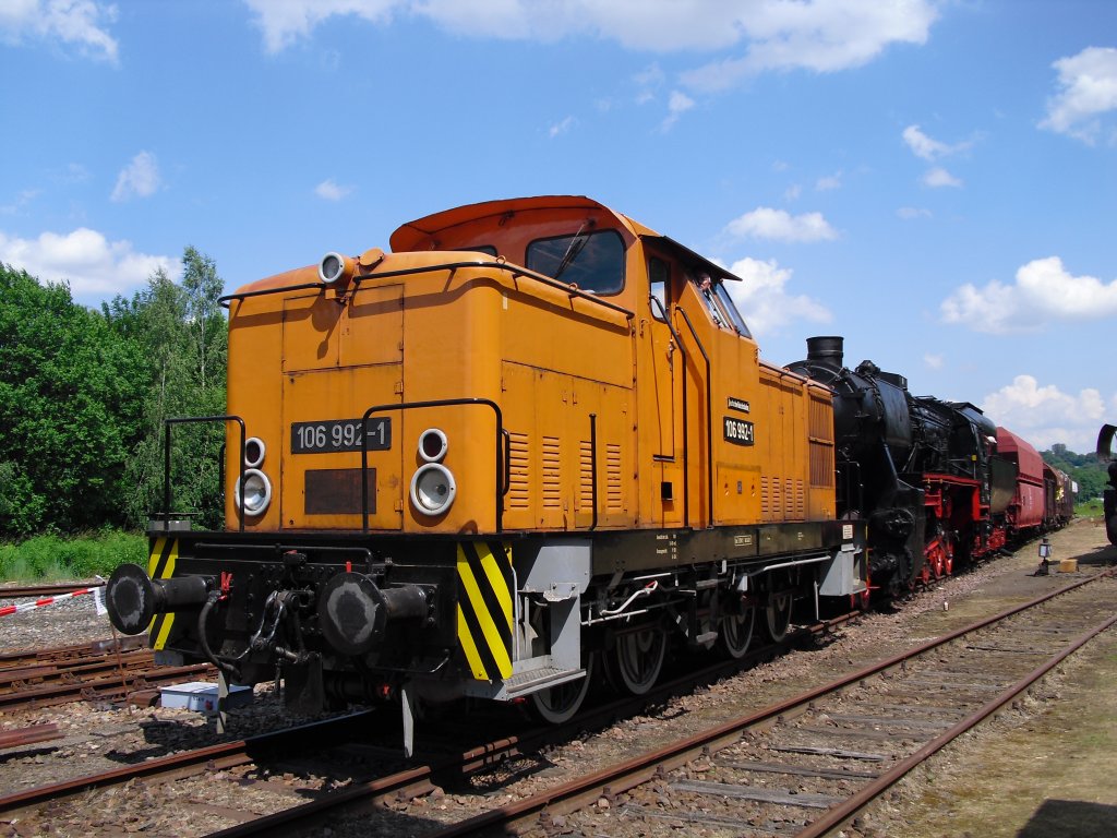 106 992-1 und 52 9900-3 bilden einen Gterzug am 05.06.11 in Schwarzenberg.