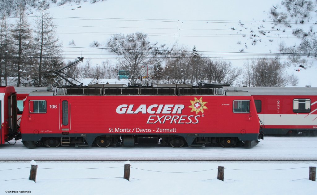 106 mit dem D 903 (St. Moritz-Zermatt) in Realp 28.12.10