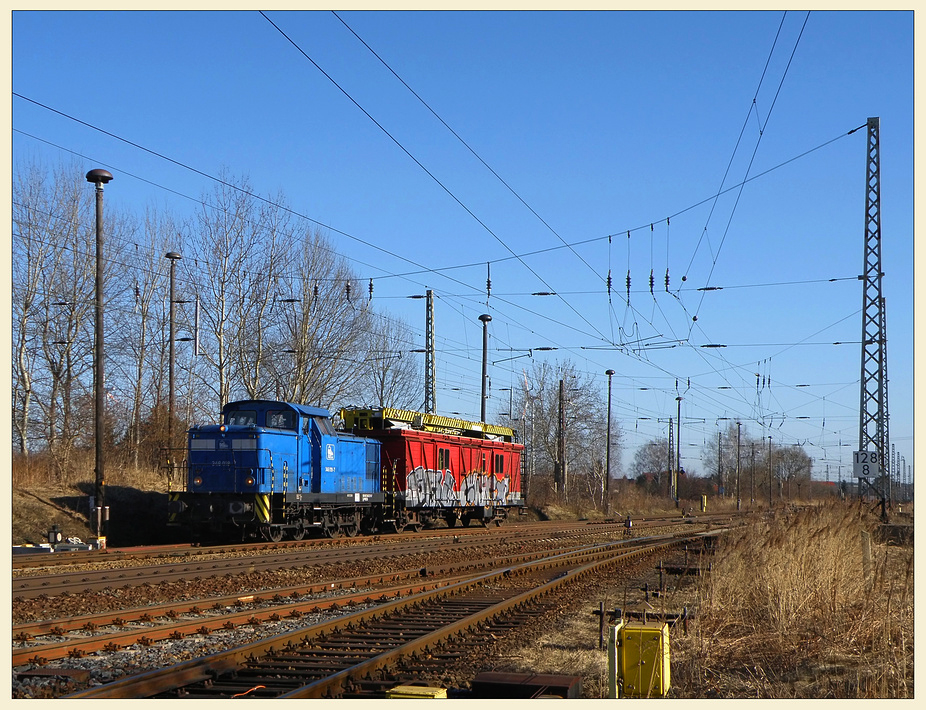 106 der Press mit Arbeitszug in Finsterwalde, April 2011