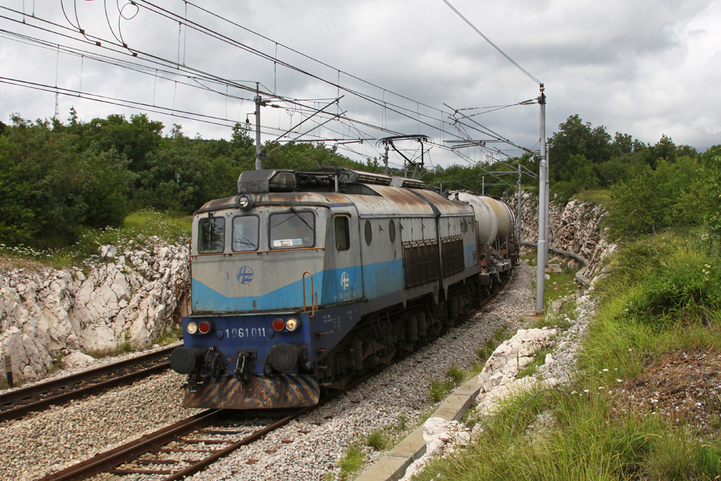 1061 011 mit einem Gterzug am 08.06.2011 bei Skrljevo (bei Rijeka).