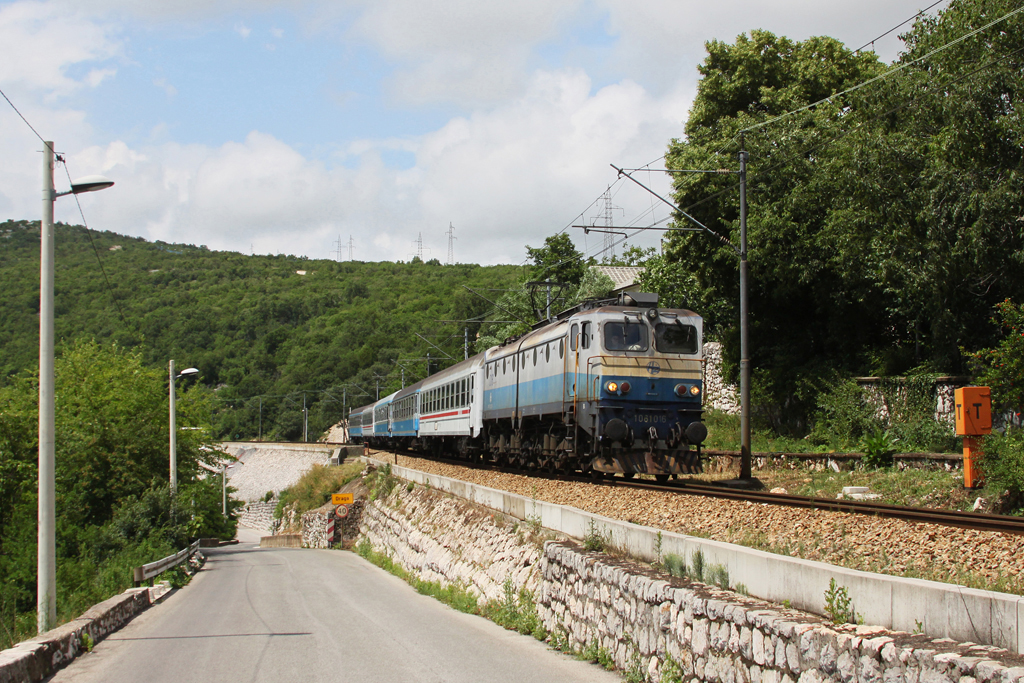1061 016 hat mit dem Personenzug 4001 am 08.06.2011 vor ca. 15 Minuten den Startbahnhof Rijeka verlassen und soeben die Ortschaft Draga durchfahren.