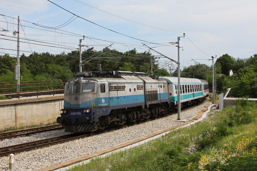 1061 104 mit dem Personenzug 4603 am 08.06.2011 in Skrljevo.